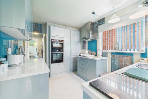 MODERN FITTED KITCHEN