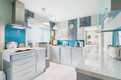 MODERN FITTED KITCHEN