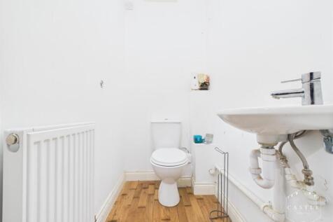 DOWNSTAIRS CLOAKROOM/ WC