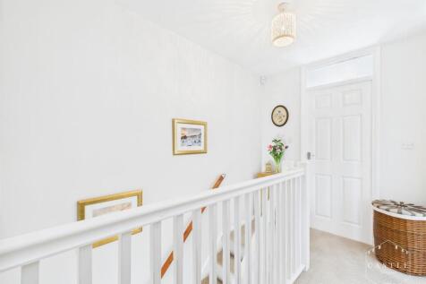FIRST FLOOR LANDING