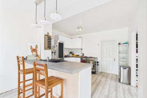 OPEN PLAN LIVING KITCHEN - Kitchen Area