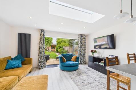 OPEN PLAN LIVING KITCHEN - Lounge Area