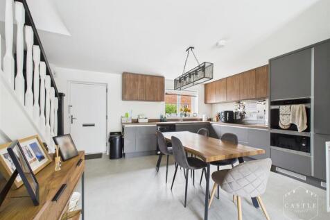 OPEN PLAN LIVING AREA AND KITCHEN