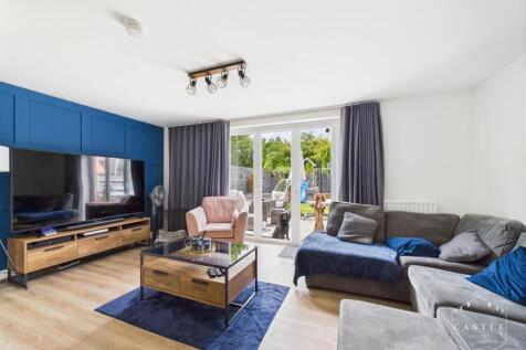 OPEN PLAN LIVING AREA AND KITCHEN