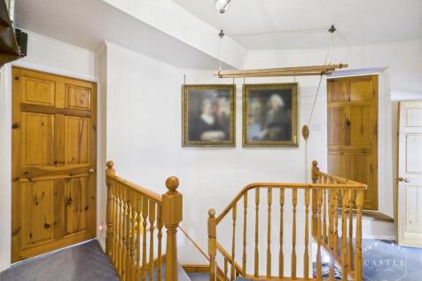 FIRST FLOOR LANDING