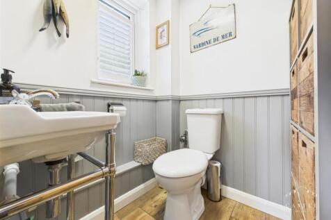 GUEST CLOAKROOM