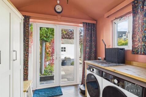 UTILITY/BREAKFAST ROOM
