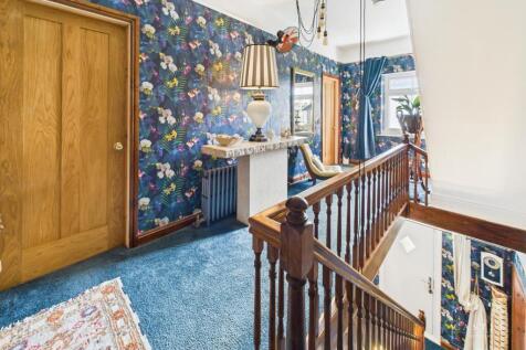FIRST FLOOR LANDING