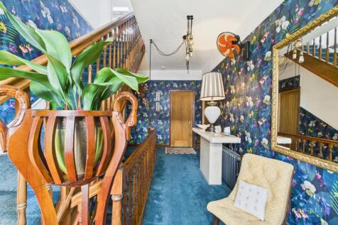 FIRST FLOOR LANDING