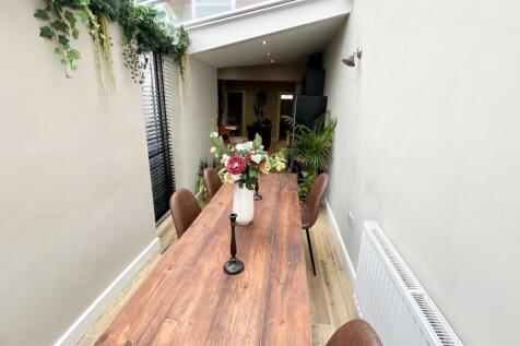 DINING/BREAKFAST ROOM