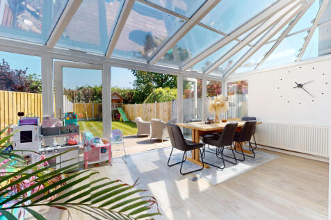 DINING ROOM / FAMILY ROOM