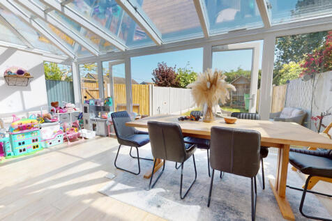 DINING ROOM / FAMILY ROOM
