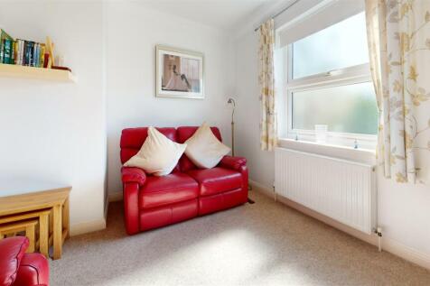 Flat-6-9-Burlington-Road-Bedroom 1.jpg