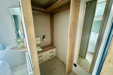 Walk In Wardrobe .jpg