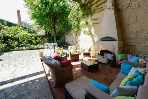 Near Saint Emilion, stone fireplace, summer sittin