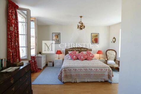 Near Saint Emilion, Village house, bedroom, wooden