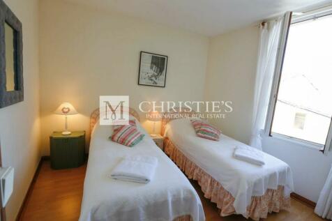 House near Saint Emilion, bedroom, wooden floor, l