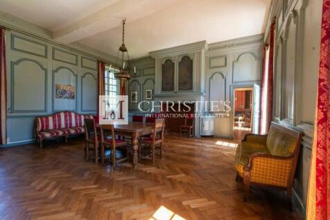 Dining room Wooden floor Fireplace