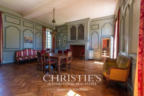 Dining room Wooden floor Fireplace