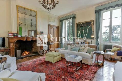 Living-room Wooden floor Chandelier Fireplace