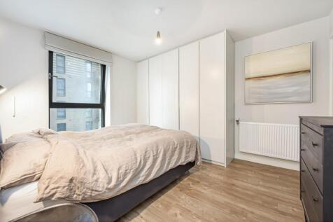Bedroom 1 (Main)