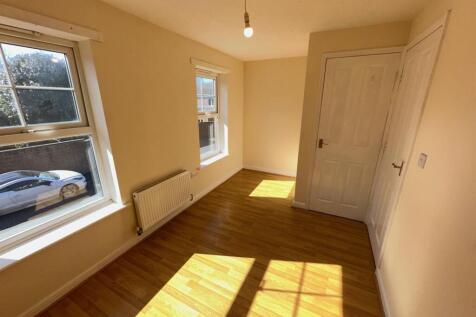 front bedroom..jpg