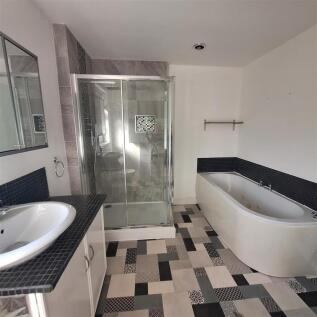 Bathroom (2).jpg