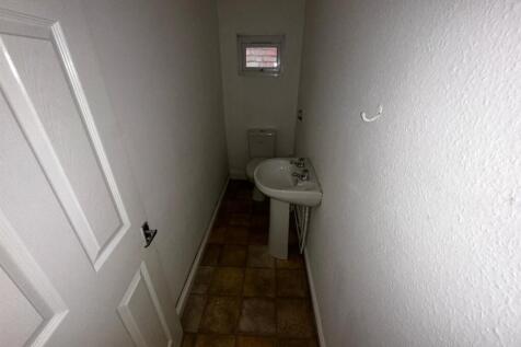 Upstairs WC.JPG