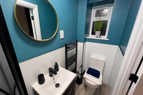 Room 6 - En-suite.jpg