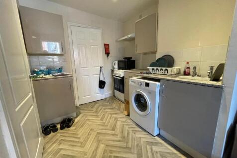 Flat 2 kitchen.jpg