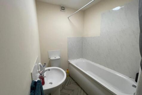 Flat 2 bathroom.jpg