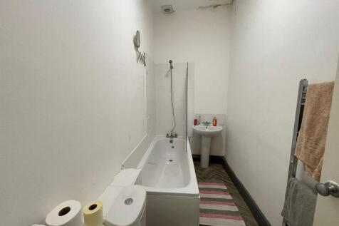 Flat 3 Bathroom.jpg
