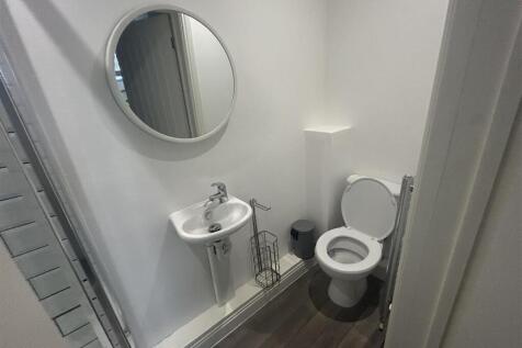 Room 4 bathroo.jpg