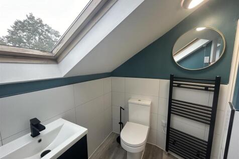 Room 6 - bathroom.jpg