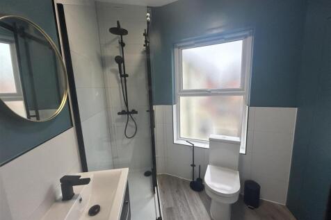 Room 5 - bathroom.jpg