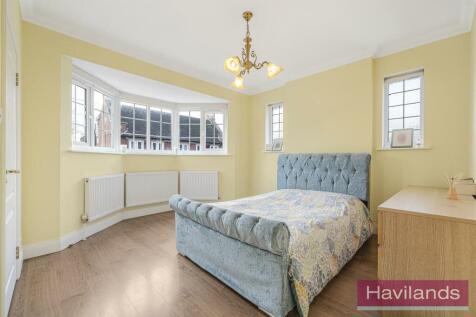 Queens Avenue N21 3JH-2.jpg