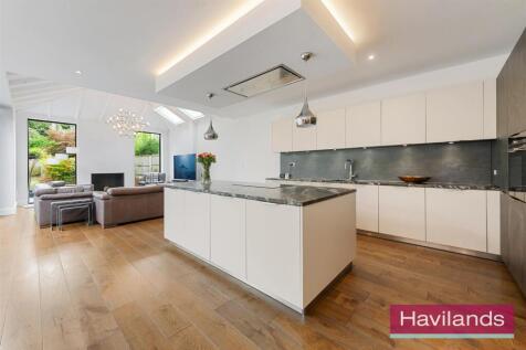 Eversley Crescent-11.jpg