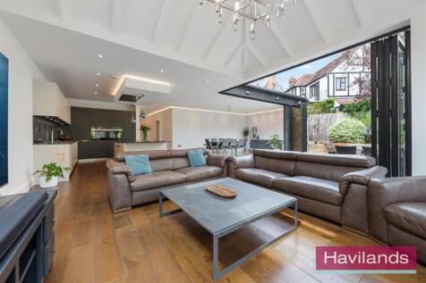 Eversley Crescent-15.jpg