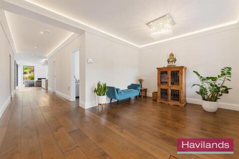 Eversley Crescent-1.jpg