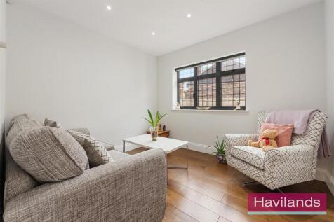 Eversley Crescent-5.jpg
