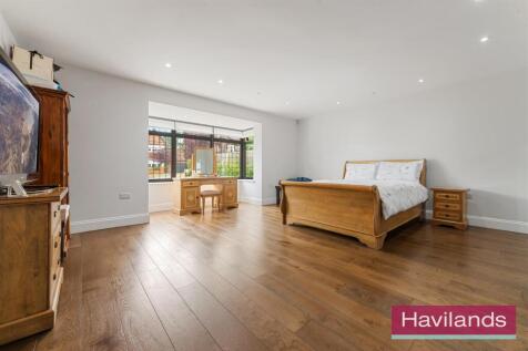 Eversley Crescent-2.jpg