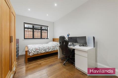 Eversley Crescent-8.jpg