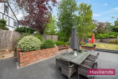 Eversley Crescent-16.jpg