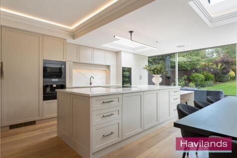Eversley Crescent-22.jpg