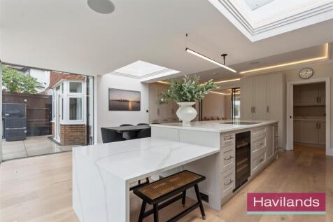 Eversley Crescent-24.jpg