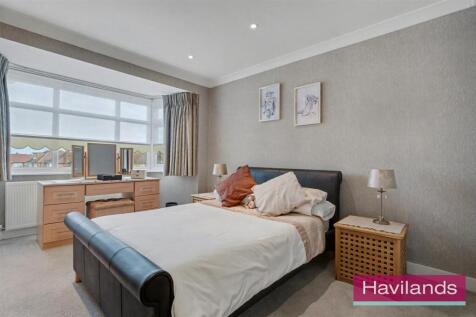 Lonsdale Drive EN2 7LH-13.jpg