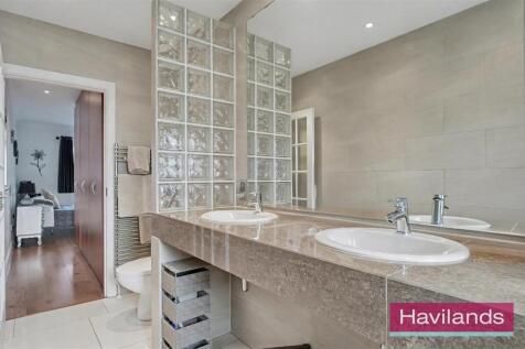 Lonsdale Drive EN2 7LH-22.jpg