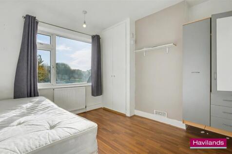 109 Dimsdale Drive EN1 1HD-7.jpg