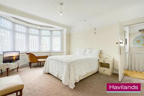 Woodland Way N21 3PY-8.jpg