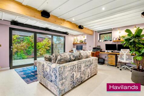 Hoodcote Gardens N21 2NE-11.jpg